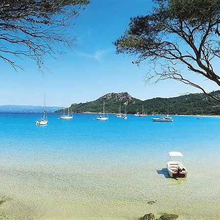 アパートホテル Pierre & Le Hameau De La Pinede 3*