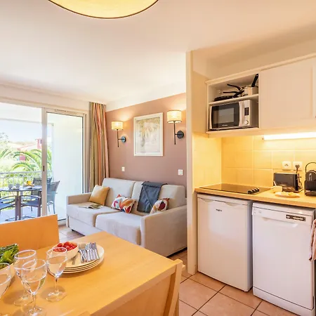 Pierre & Le Hameau De La Pinede Aparthotel 3*