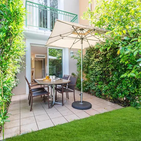 Pierre & Le Hameau De La Pinede Aparthotel Hyeres